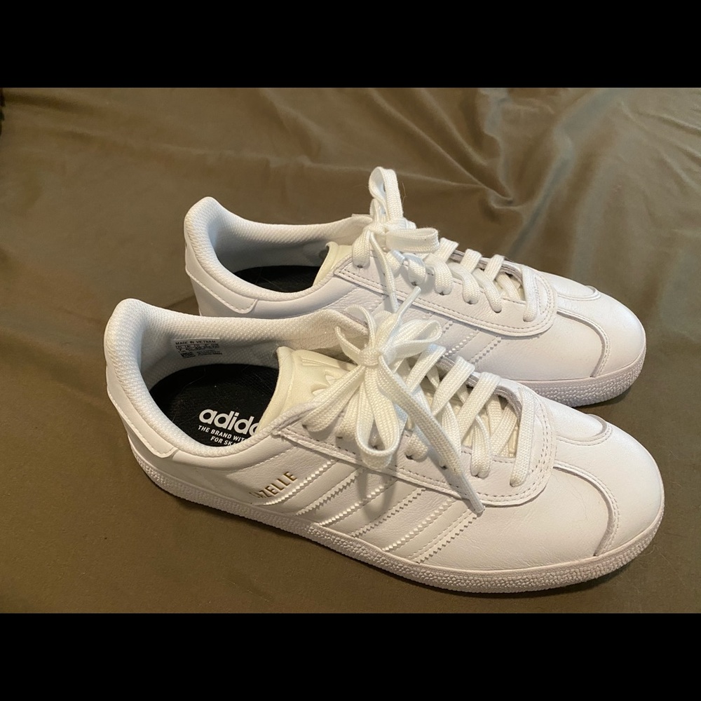 New Adidas Gazelle women’s 8